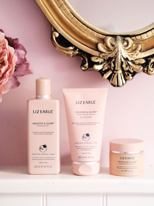 مرطوبکننده ویتامین سی ژلی روشنکننده و احیاکننده LIZ EARLE | آبرسان سبک و درخشانکننده پوست